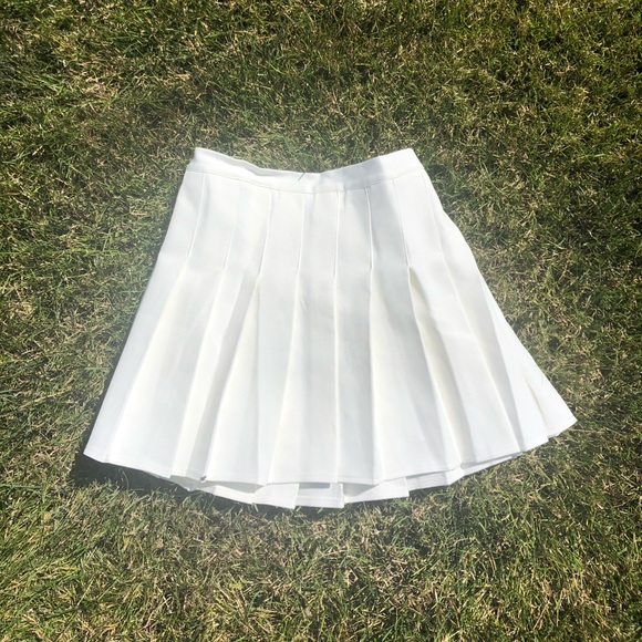COPY - White pleated skirt - Picture 2 of 3